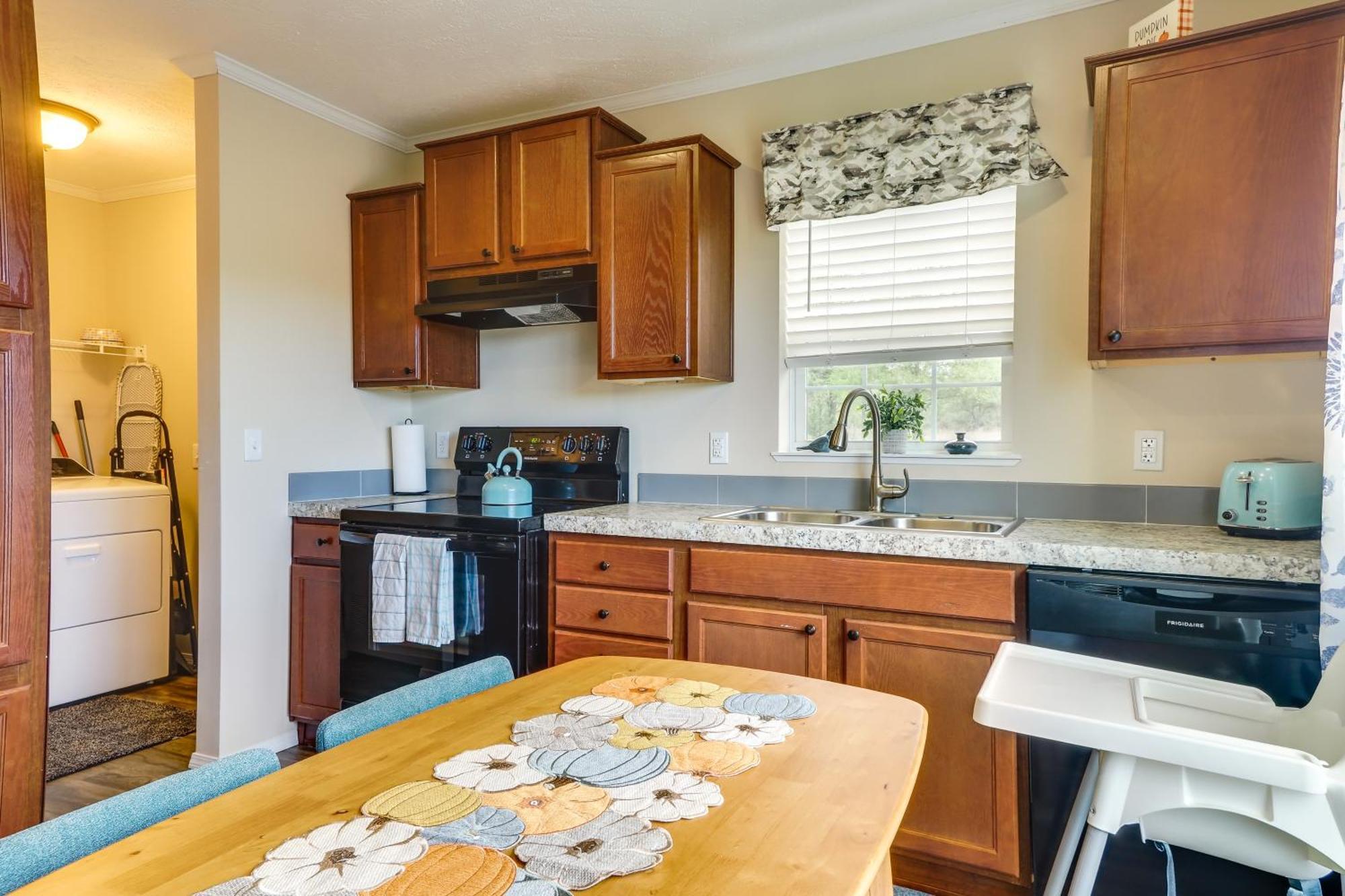 Family Home In Rapid City About 4 Mi To Torch Lake! 외부 사진