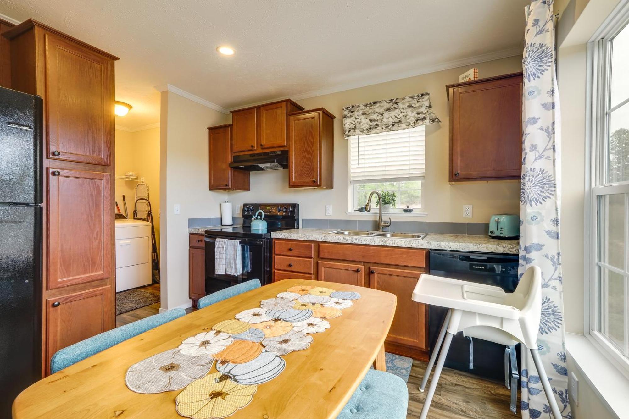 Family Home In Rapid City About 4 Mi To Torch Lake! 외부 사진